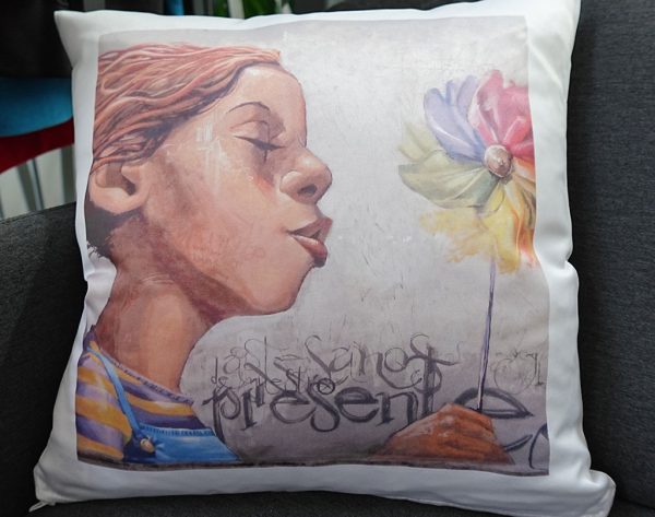 Cojín niña y molinillo